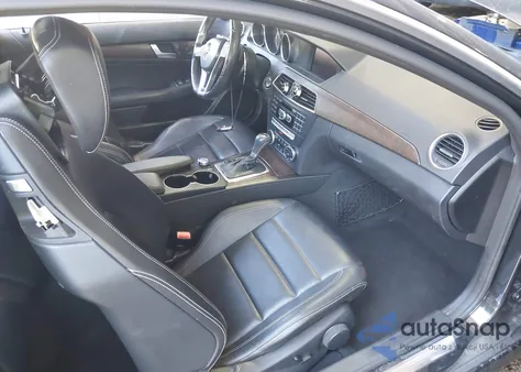 2014 Mercedes-Benz C 250 z USA, uszkodzony, nr VIN WDDGJ4HB9EG282958